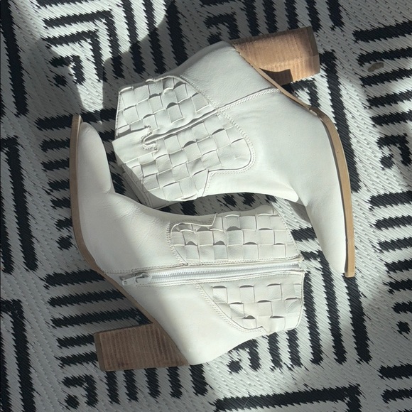 Matisse Shoes - ❤️Matisse Size 7 Women's White Ankle Boots